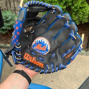 Never used Wilson t ball left handed babe all glove little kids-toddlers